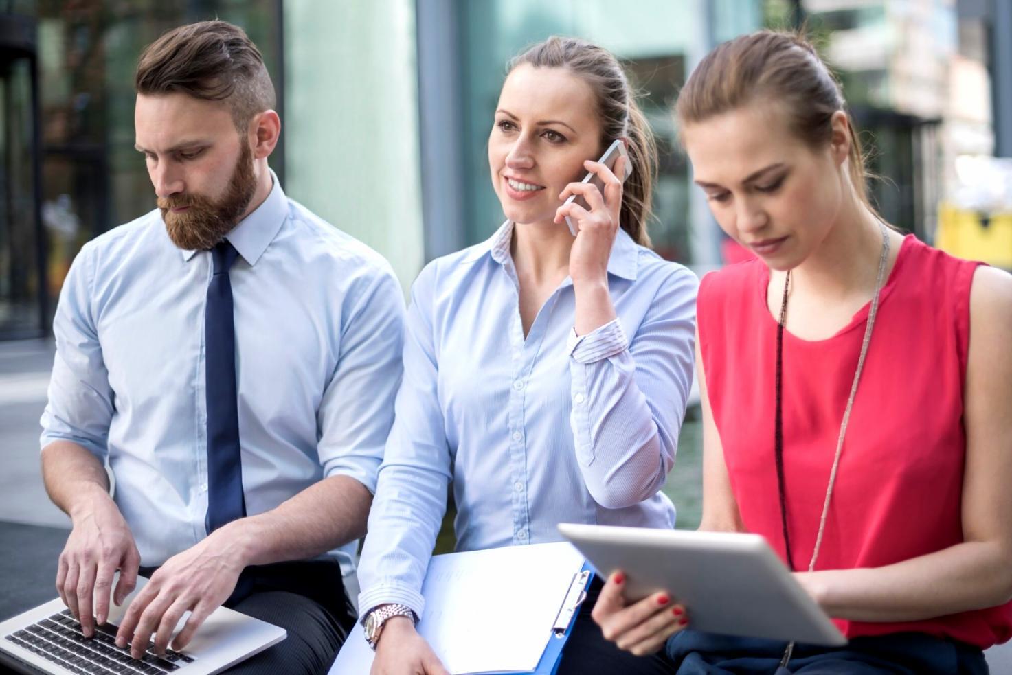 Zwei Personen in einer intensiven Coaching-Sitzung, die Zusammenarbeit und gegenseitiges Verständnis zeigt