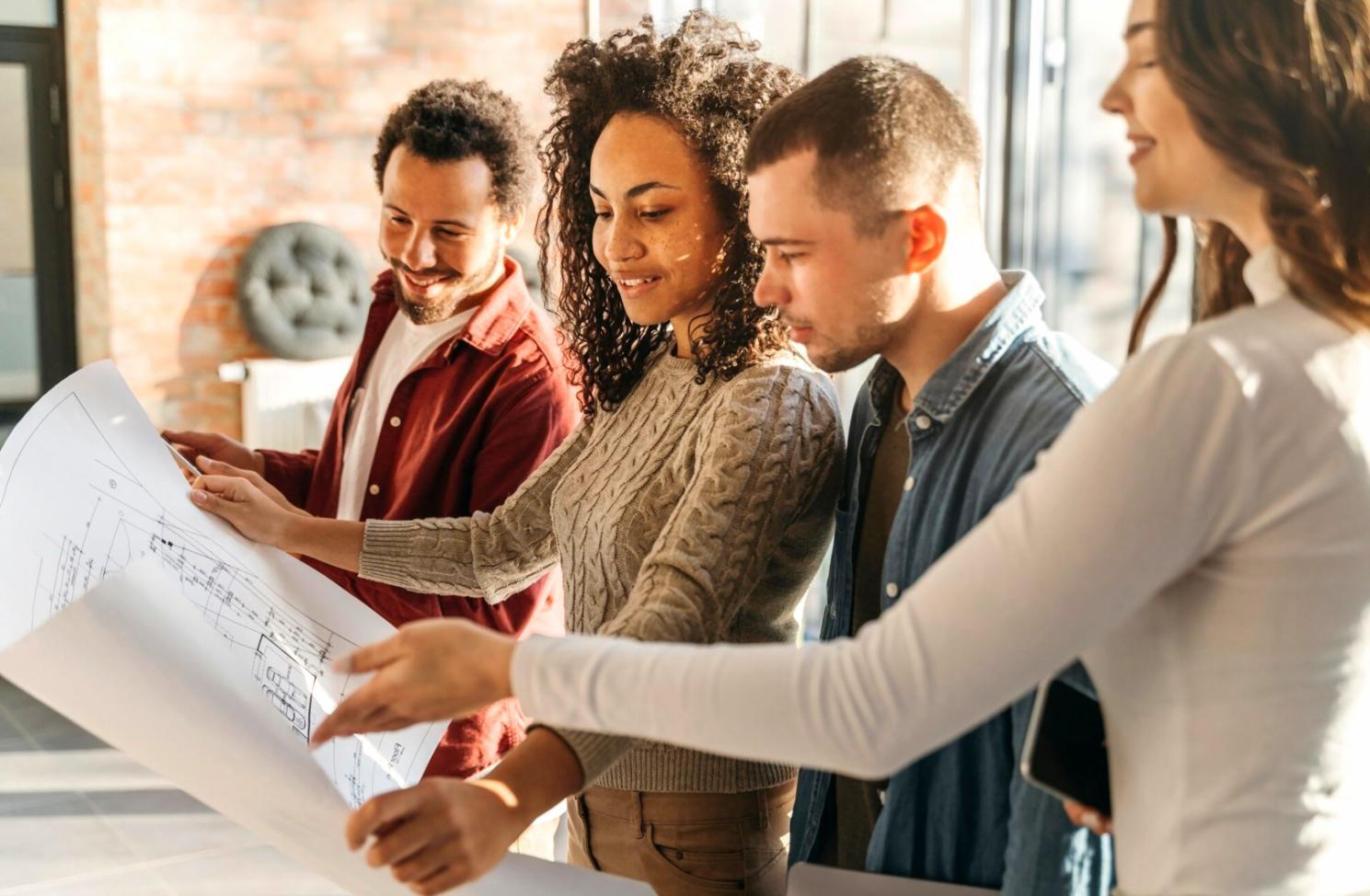 Gruppe von Menschen bei einem Workshop, die gemeinsam Ideen entwickeln